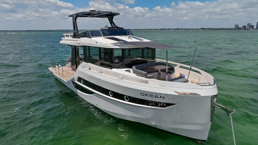  The open concept of the OKEAN 52 allows you to have performance and aesthetics in the same vessel. 